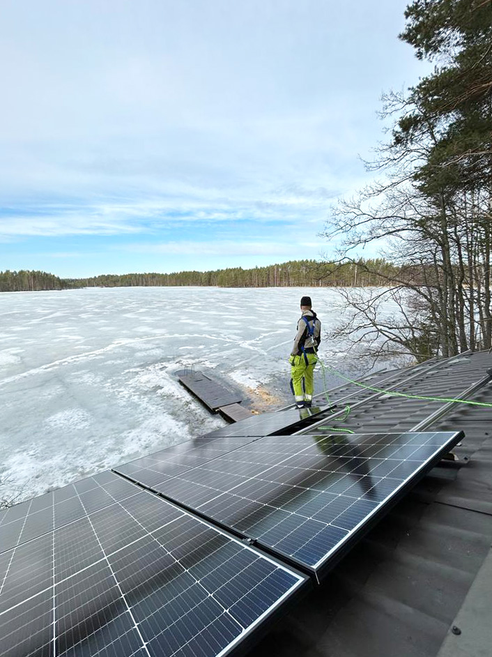 aurinkopaneelien asennus