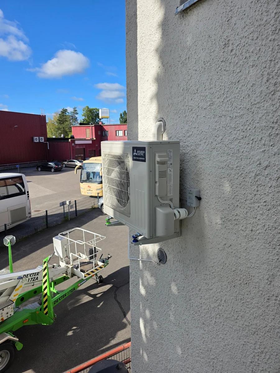 Sähköparin ilmalämpumppuasennus omakotitalossa